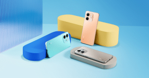 שלושה מכשירי סמארטפון Infinix בצבעים כחול, ורוד ואפור-כסף, המוצגים על רקע כחול עם אלמנטים גיאומטריים.