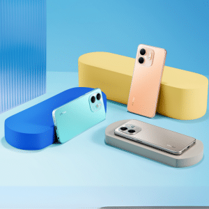 שלושה מכשירי סמארטפון Infinix בצבעים כחול, ורוד ואפור-כסף, המוצגים על רקע כחול עם אלמנטים גיאומטריים.