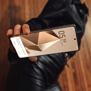 סמארטפון Infinix Note 50 Pro ביד, מציג מסך קמור ואלגנטי עם התראה על סוללה נמוכה.