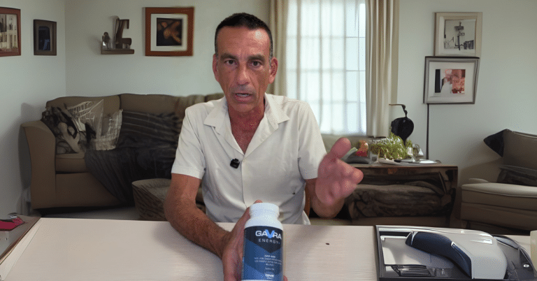 איש הטלוויזיה עופר ברקן מחזיק את המוצר גברא אנרג'י פלוס ומדבר על ביטחון מיני