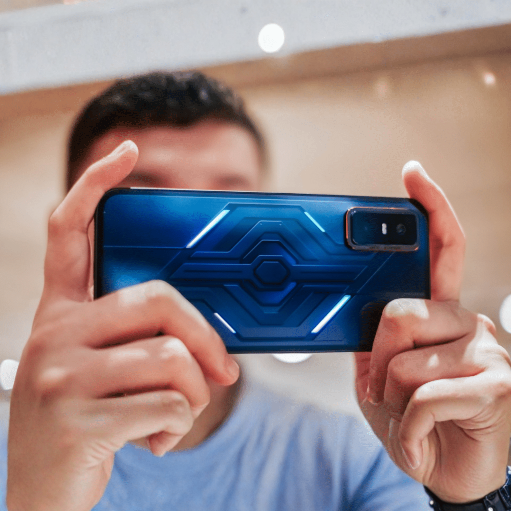 סמארטפון גיימינג Infinix GT 30 Pro עם תצוגת 144Hz ומארז גיימרים הכולל מאוורר קירור ואביזרים.