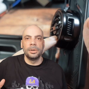 שגיא שמריהו מציג את המאוורר המגנטי של Infinix GT 30 Pro בסקירת וידאו.