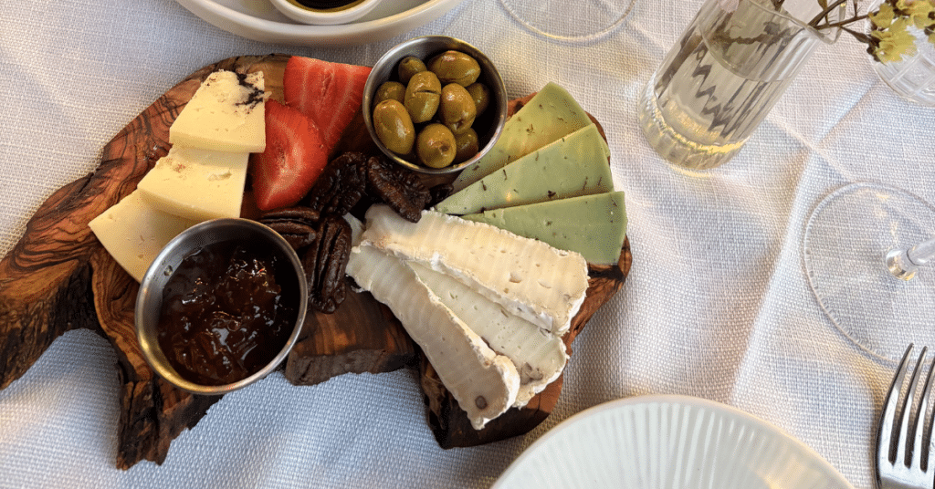 פלטת גבינות עשירה עם זיתים, תותים ואגוזים במסעדת גפן דלי (Gefen Deli).