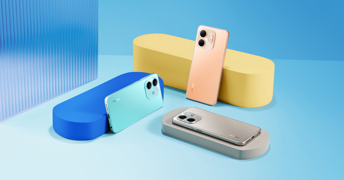 שלושה מכשירי סמארטפון Infinix בצבעים כחול, ורוד ואפור-כסף, המוצגים על רקע כחול עם אלמנטים גיאומטריים.