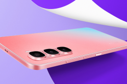 סמארטפון Infinix Hot 60 Pro+ ורוד עם מערך מצלמות משולש על רקע סגול ונייר מתגלגל