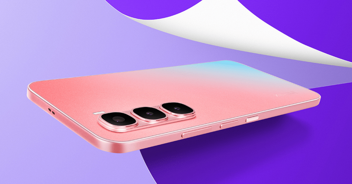 סמארטפון Infinix Hot 60 Pro+ ורוד עם מערך מצלמות משולש על רקע סגול ונייר מתגלגל