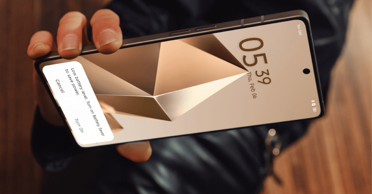 סמארטפון Infinix Note 50 Pro ביד, מציג מסך קמור ואלגנטי עם התראה על סוללה נמוכה.