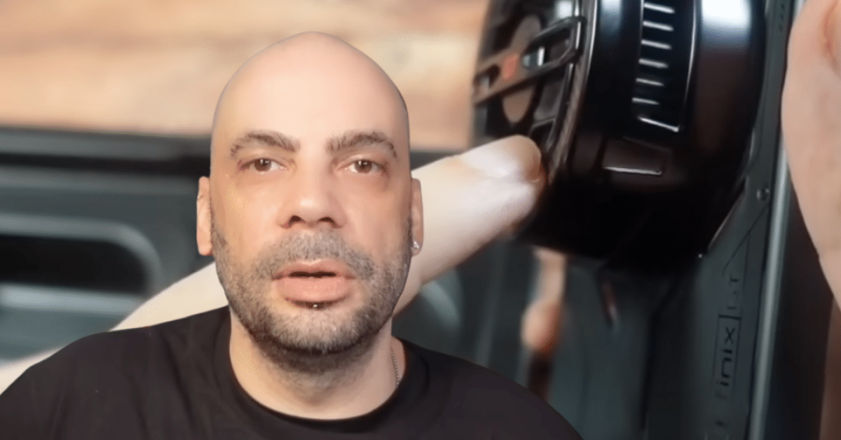 שגיא שמריהו מציג את המאוורר המגנטי של Infinix GT 30 Pro בסקירת וידאו.