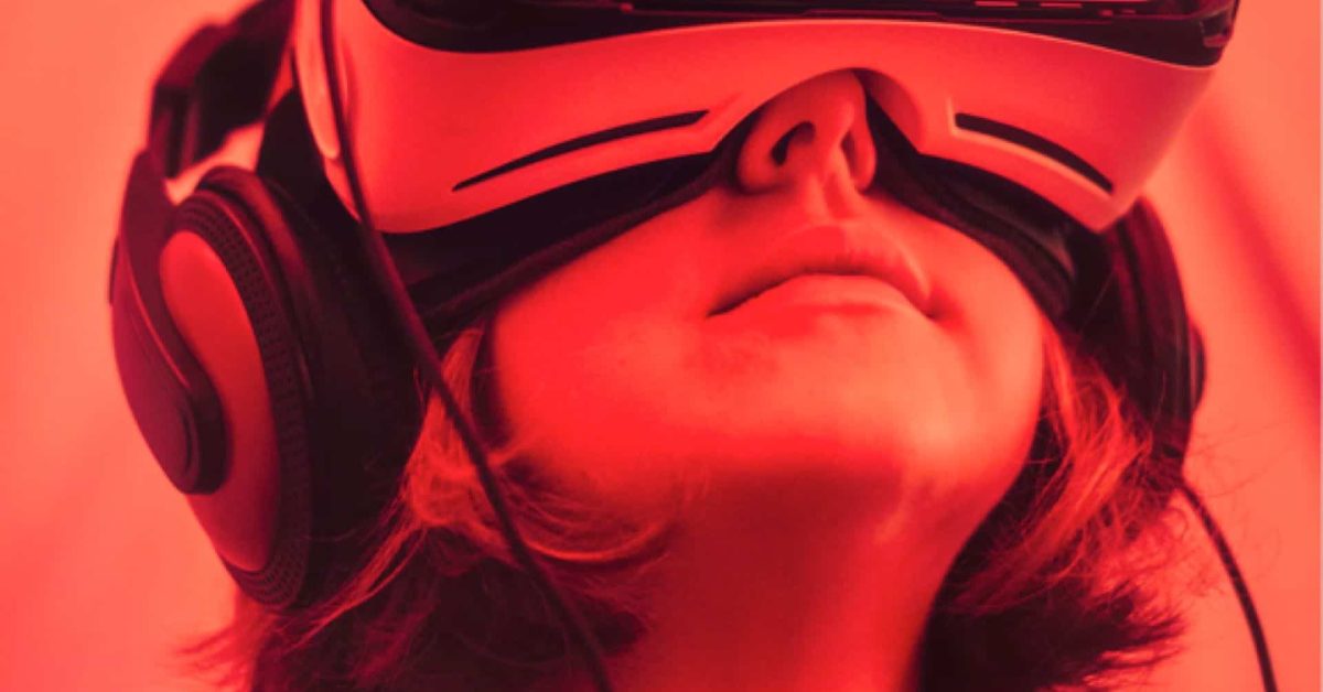An woman with VR
